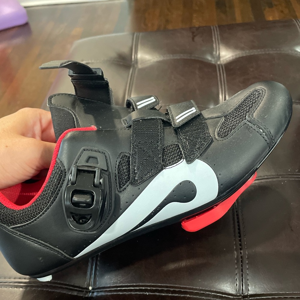 Women’s size 40 peloton bike shoes with clips attached
